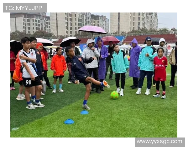 足球巨星挑战九宫格技巧展现超凡球技与极致反应速度